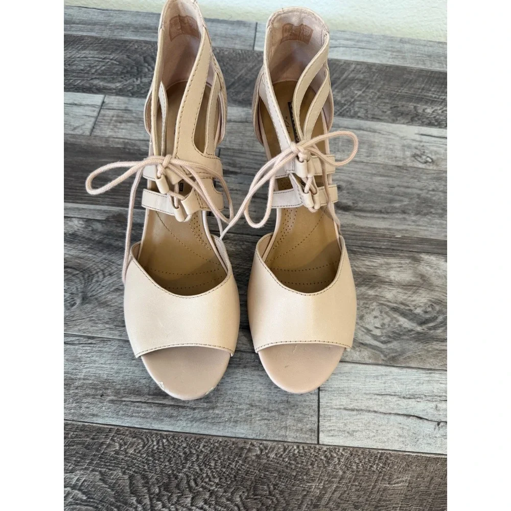 Clarks Heeled Sandals 9.5 Nude Lace Up Peep Toe Strappy Dressy Chic